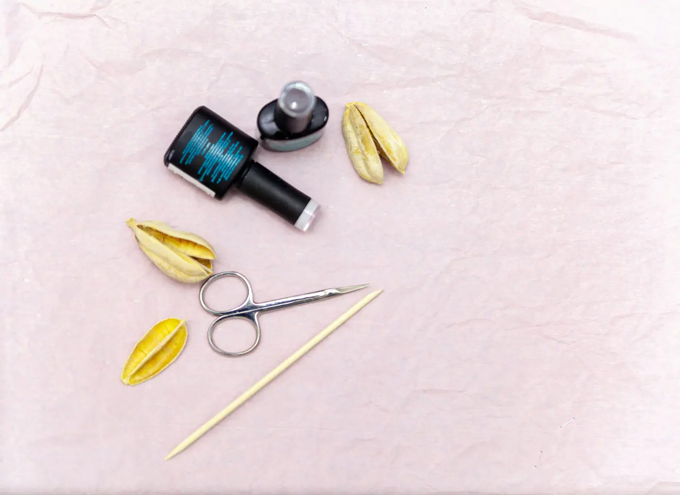 Dụng cụ làm nail mắt mèo Dụng cụ cần thiết để tự làm nail mắt mèo tại nhà, bao gồm sơn gel, nam châm và đèn UV/LED, giúp bạn tự tin thực hiện.