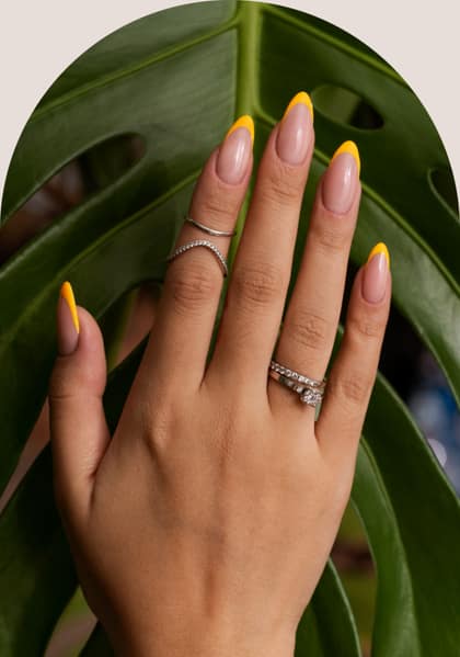 Mẫu nail viền vàng Trà Nails